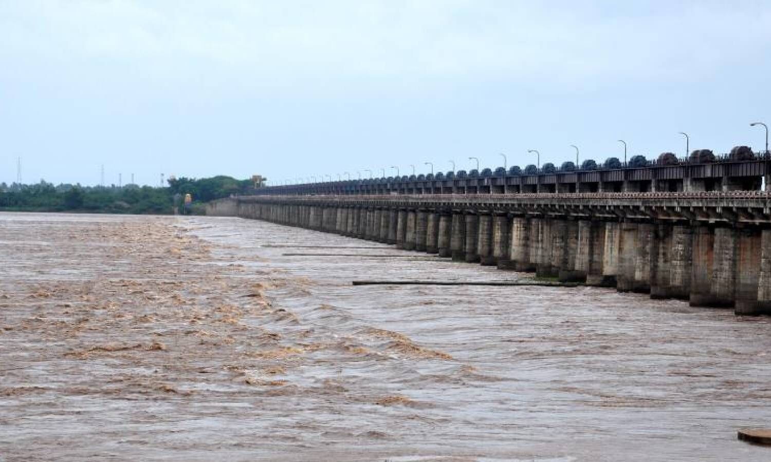 Dhavaleswaram barrage continues to see steady flow of floodwater