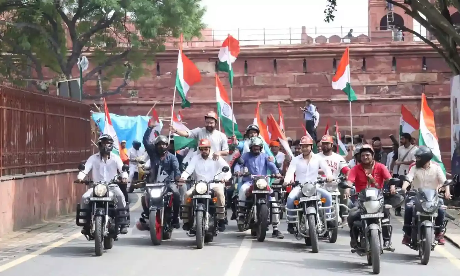 VP urges to take emotional connect of national flag to the people