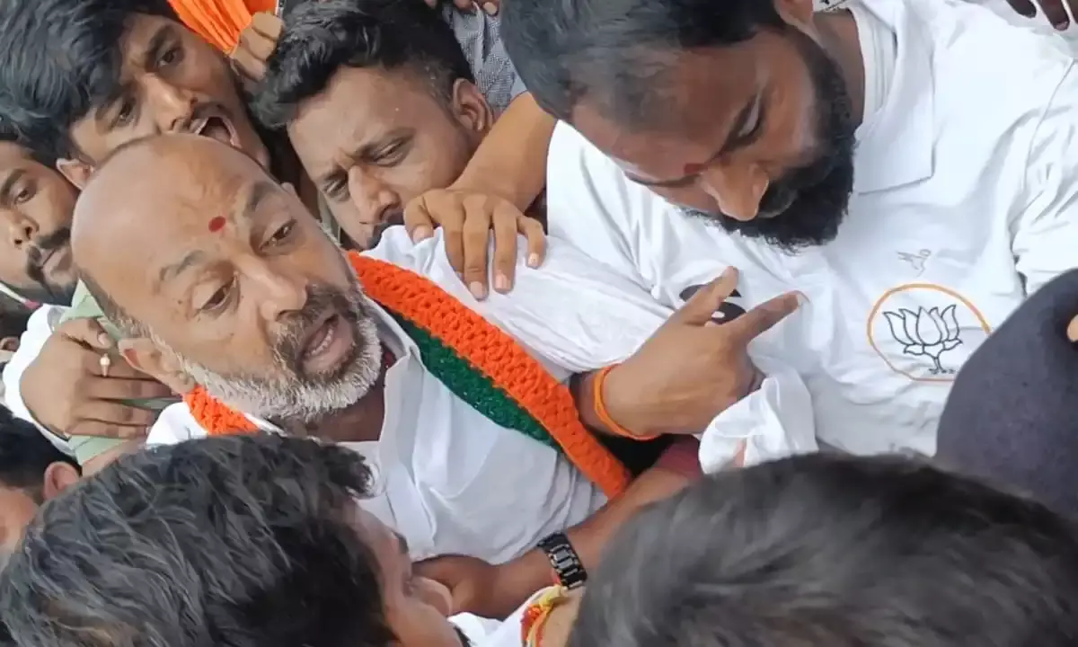 TS police puts stop to Bandi Sanjays padayatra in Warangal; Yatra is on says BJP