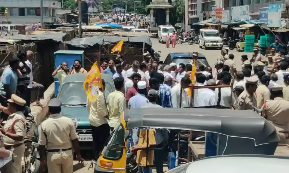 TDP leaders serve food at Tenali Anna canteen despite orders, arrested