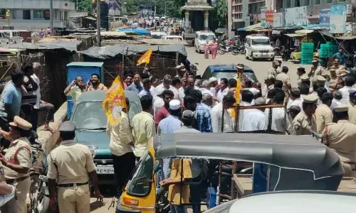 TDP leaders serve food at Tenali Anna canteen despite orders, arrested