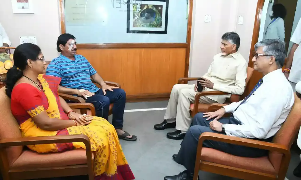 Ex-corporator of Vijayawada attacked by YSRCP goondas: Naidu