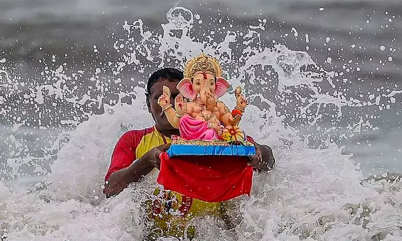 Orange alert: IMD forecasts heavy rain on Ganesh immersion day
