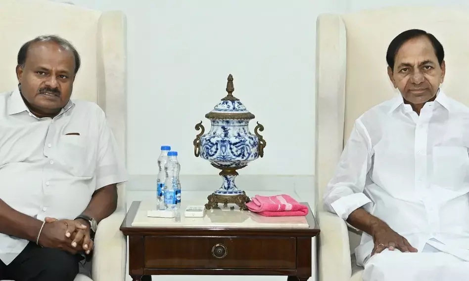CM KCR meets former Karnataka CM Kumaraswamy at Pragathi Bhavan