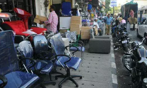 Footpath encroachment: Hyderabad traffic police book 4 furniture shops in Lakdikapul