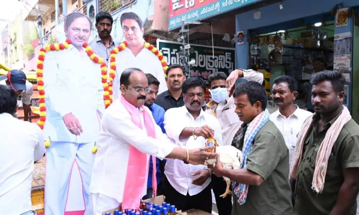 Enthusiasm in TRS: Liquor and chicken distributed in Warangal before KCRs big announcement