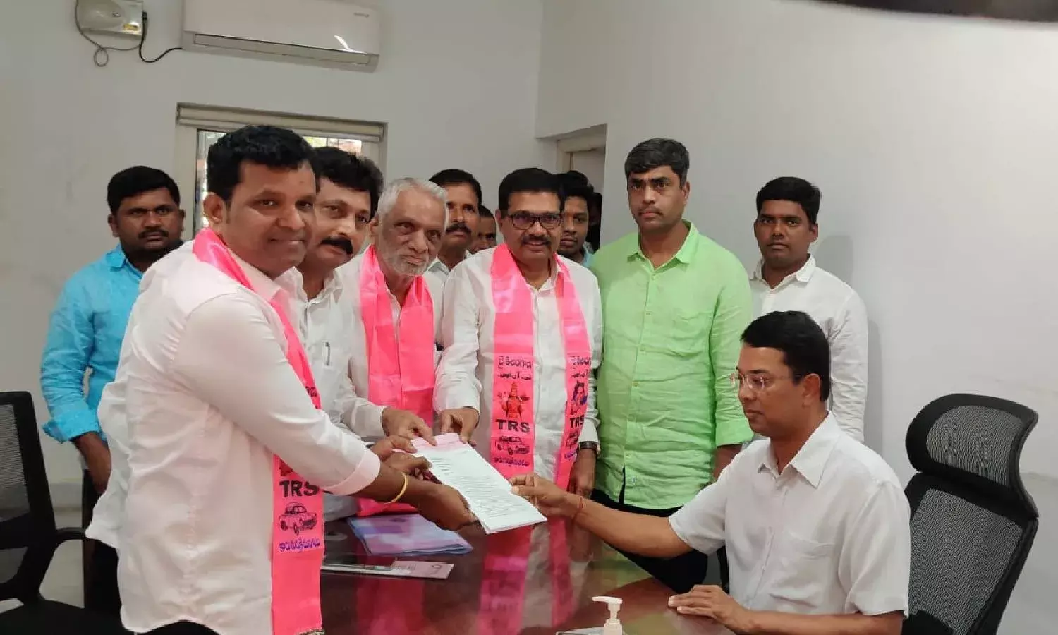 TRS files corruption charges against Komatireddy, asks EC to debar him from Munugode by-poll