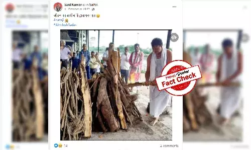 Journalist lighting pyre in viral picture passed off as SP chief Akhilesh Yadav