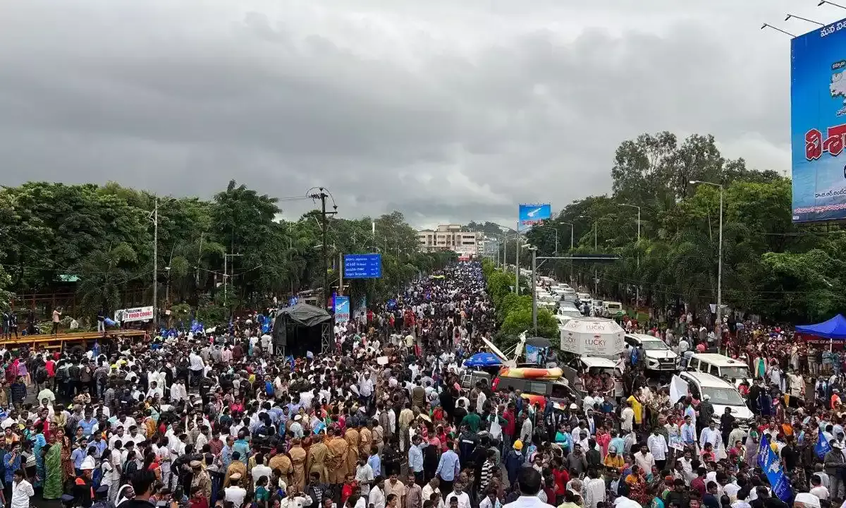 Heavy rains do not deter people at Visakha Garjana rally in Vizag
