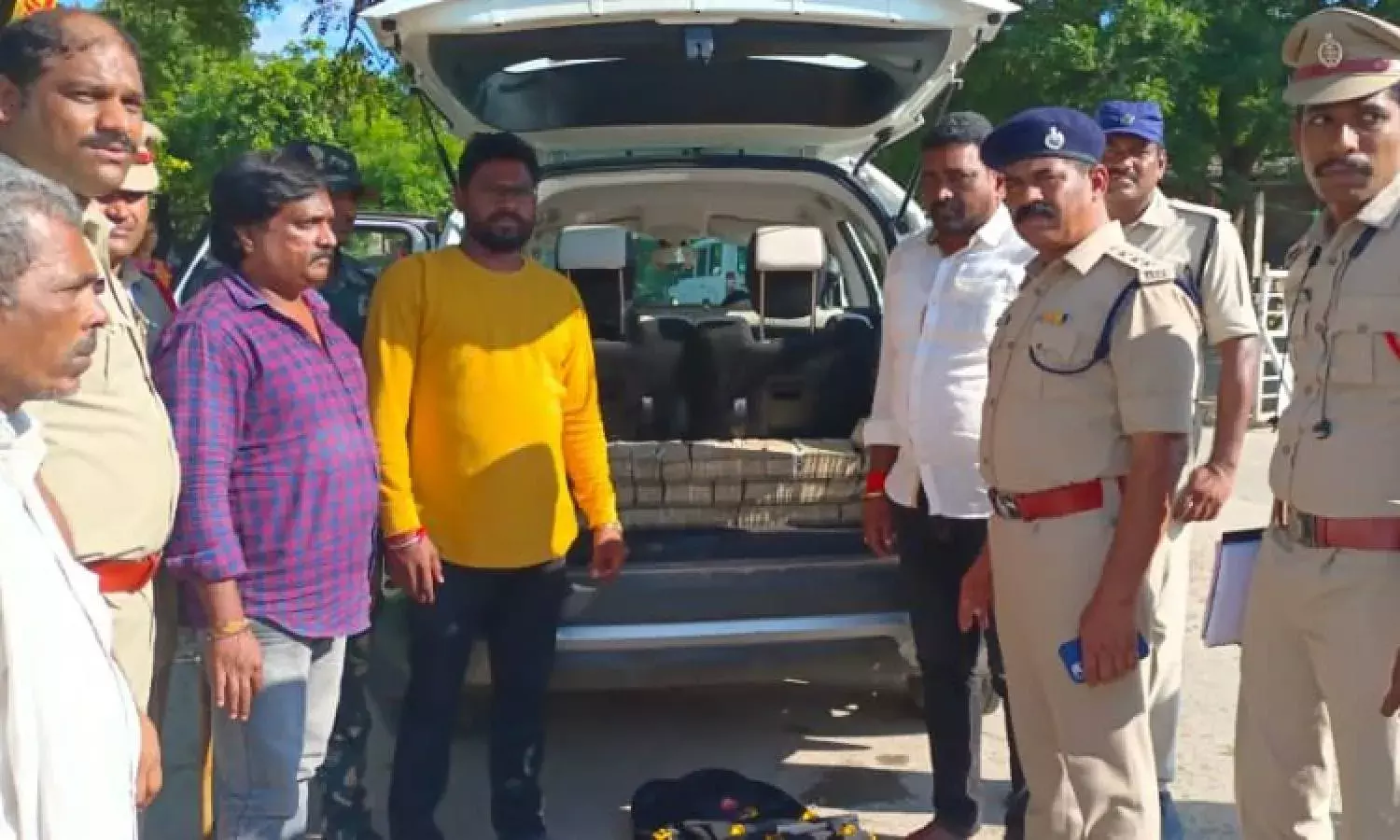 Munugode by-poll: Rs 1 Cr seized; police say `money transported at Vivek Venkatswamys request