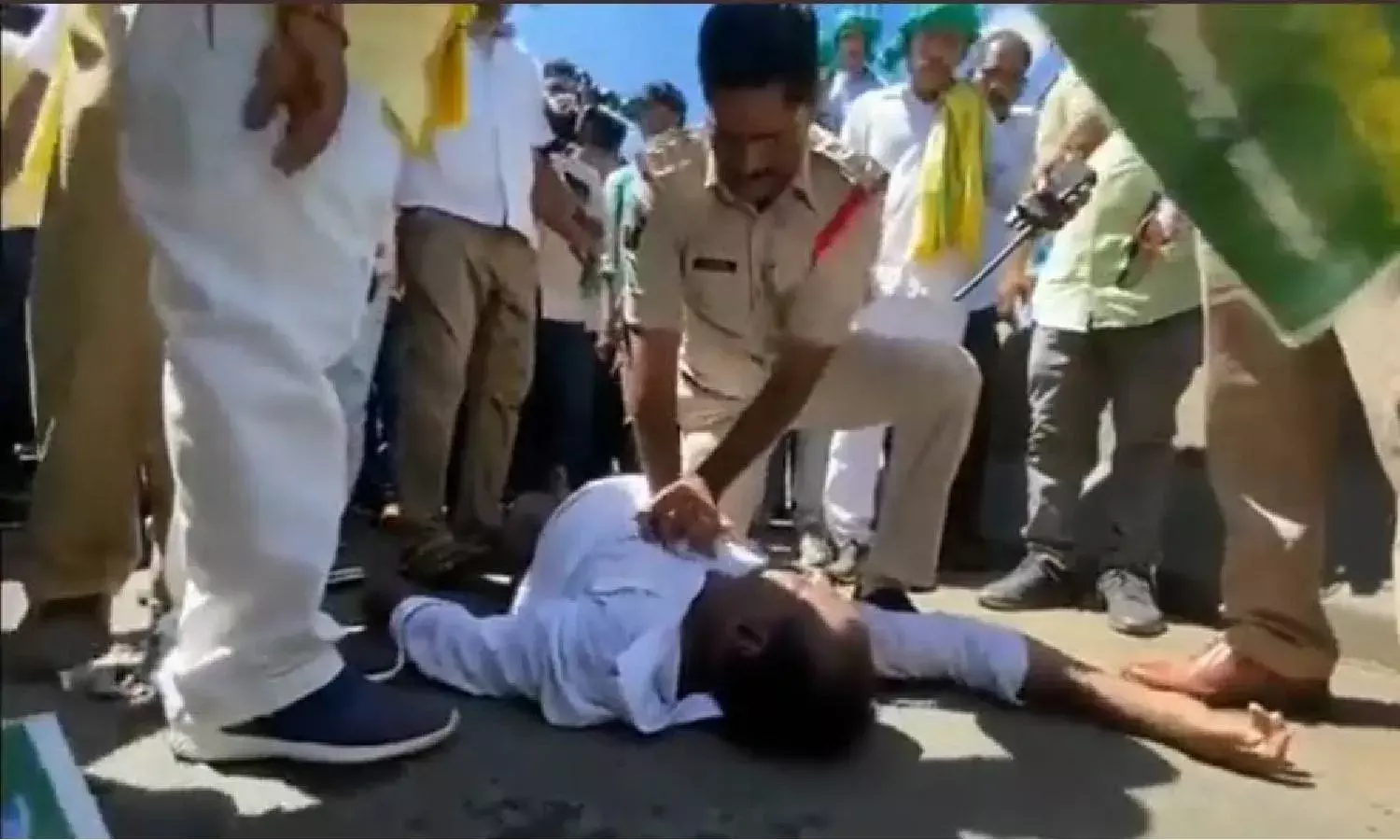 Hero cop PV Trinath saves farmer during Rajamahendravaram Maha Padayatra