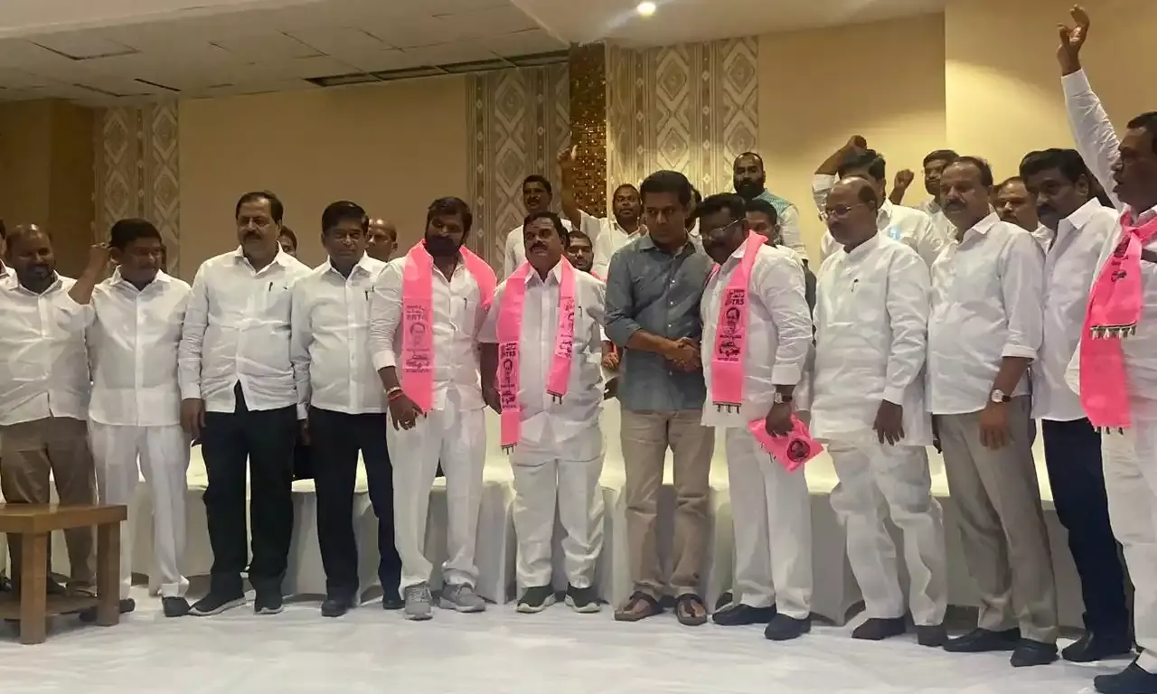 Dasoju Sravan, Swami Goud return home, rejoin TRS