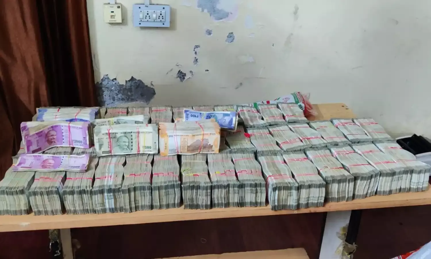 Hyd police bust hawala racket; seize Rs 1.10 cr cash, arrest 4