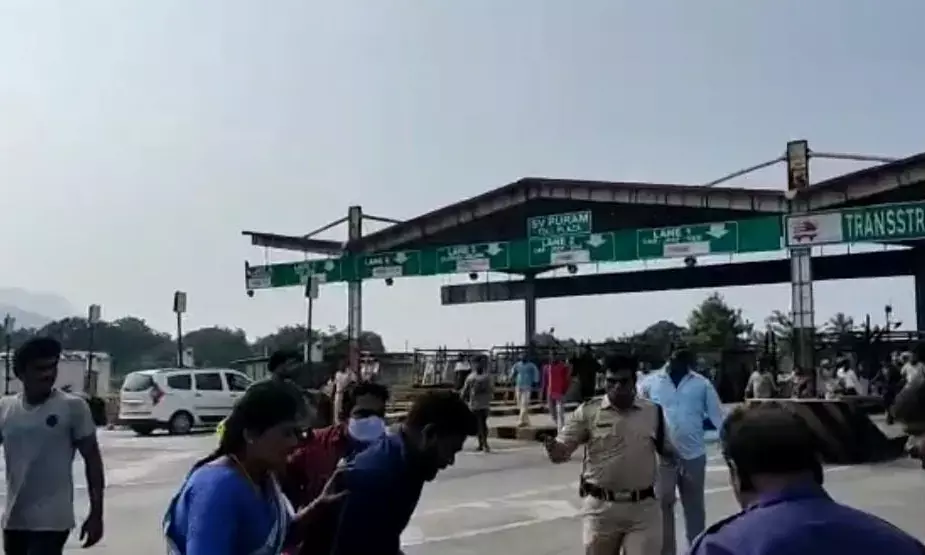 TN students attack toll plaza staff, cars after their vehicle stopped for low FASTag balance