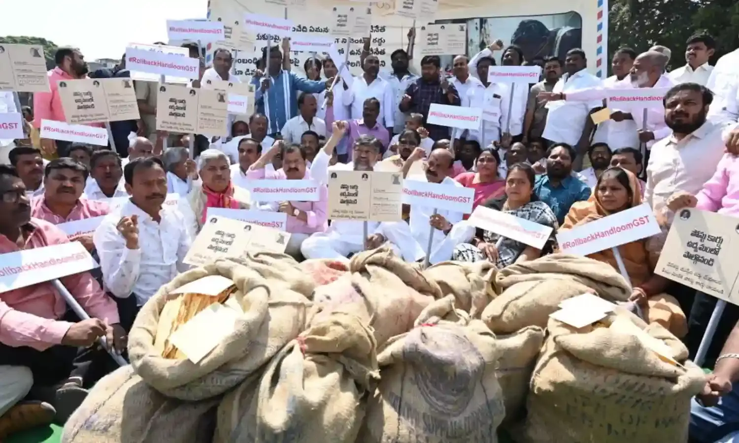 5% GST on handloom products: Thousands of TS weavers pen postcards seeking roll back