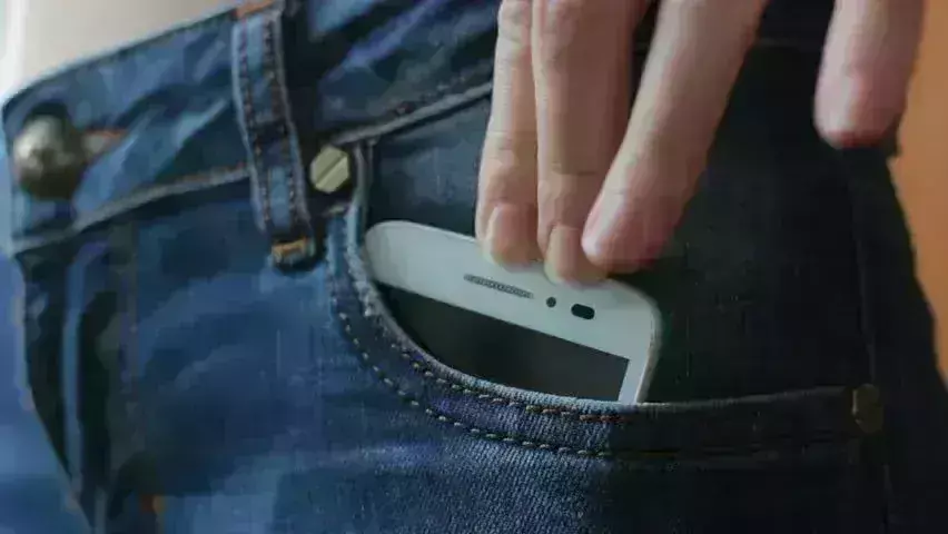 How keeping smartphone in pocket for long duration leads to thigh nerve entrapment