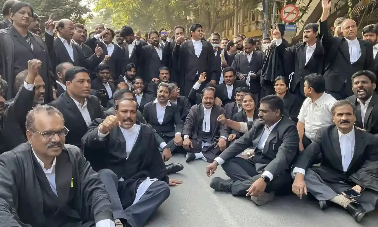 Telangana HC judge transfer: Lawyers stage `Rasta Roko; call for strike on Friday