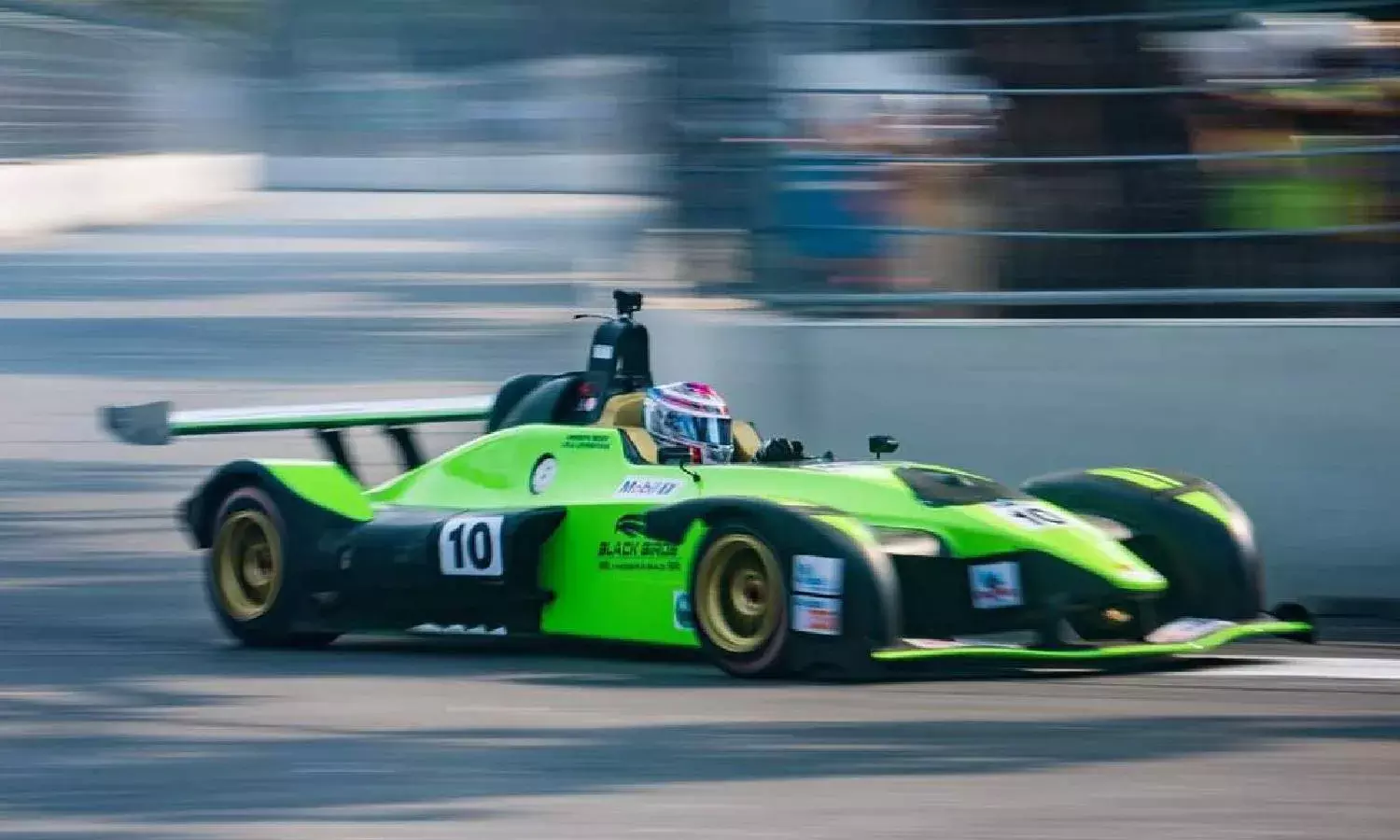 Traffic jams, accidents do not deter Hyderabadis; scores turn up for day 2 of Formula E trials