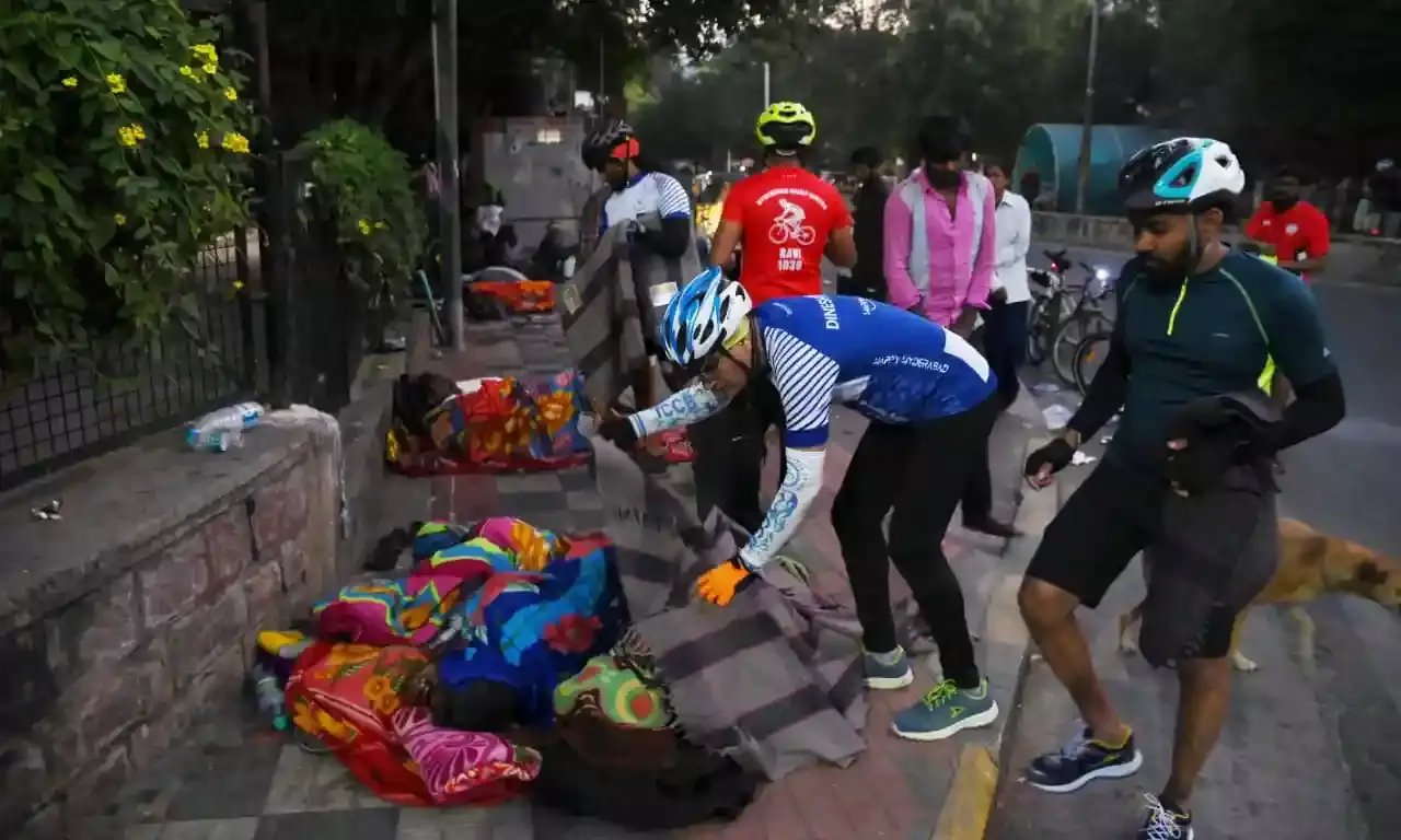 Good Samaritans:Hyd cycling group donate blankets to citys needy