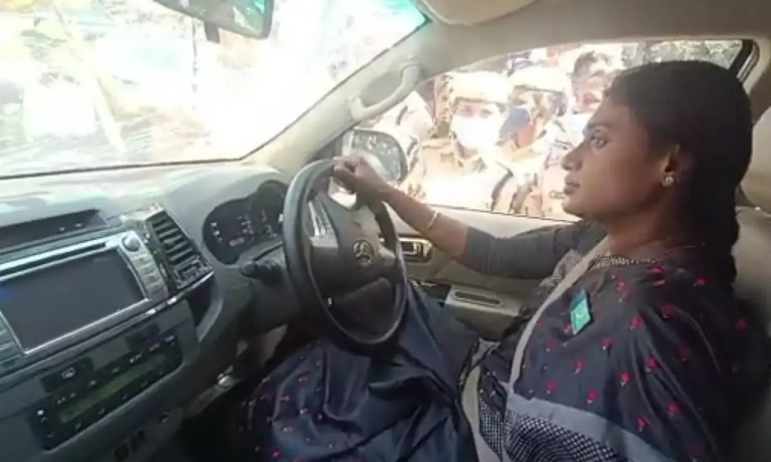 YSRTP chief Sharmilas car towed away by Panjagutta police with her in it