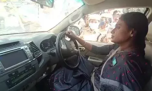 YSRTP chief Sharmilas car towed away by Panjagutta police with her in it
