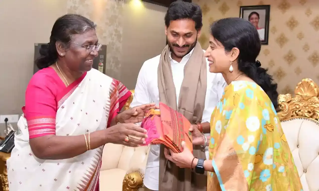 President Murmu felicitated by AP govt on her maiden visit to AP