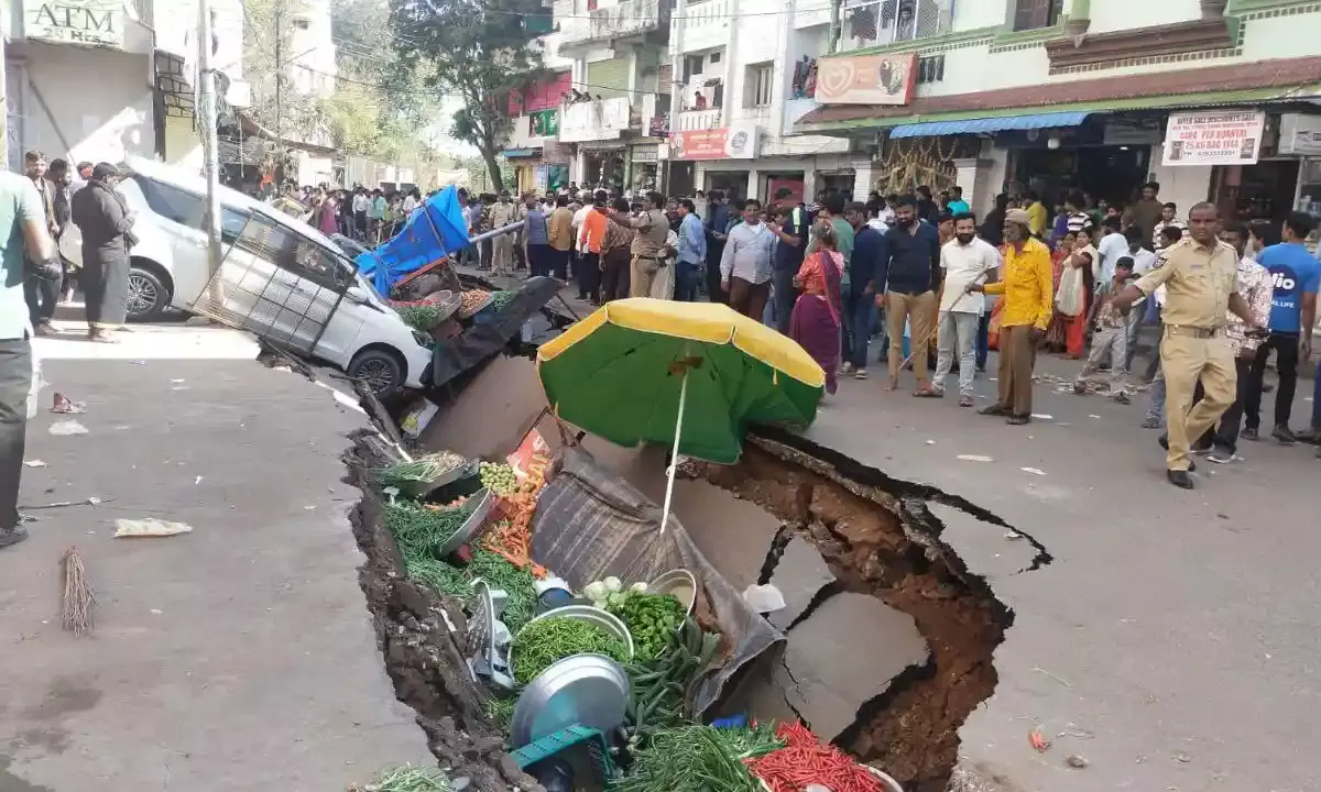 Goshamahal: Road caves in at Chandanwadi area, Cars and Carts stuck