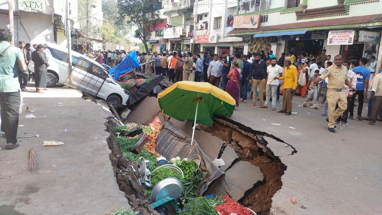 Goshamahal Road caves in at Chandanwadi area, Cars and Carts stuck