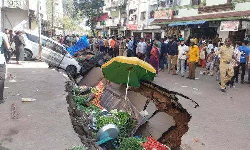 Goshamahal: Road caves in at Chandanwadi area, Cars and Carts stuck