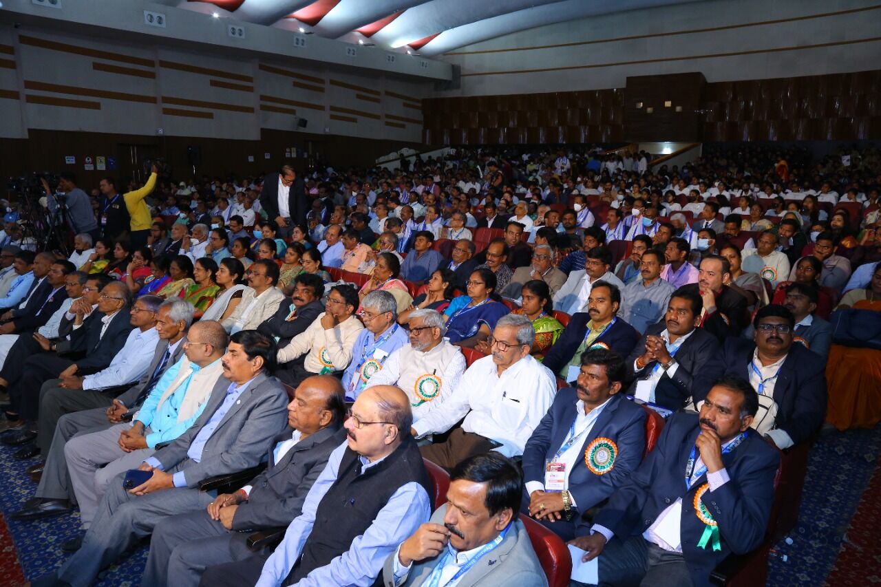 `Woh canteen ki chai, woh classes ki masti' Nostalgia gripped former