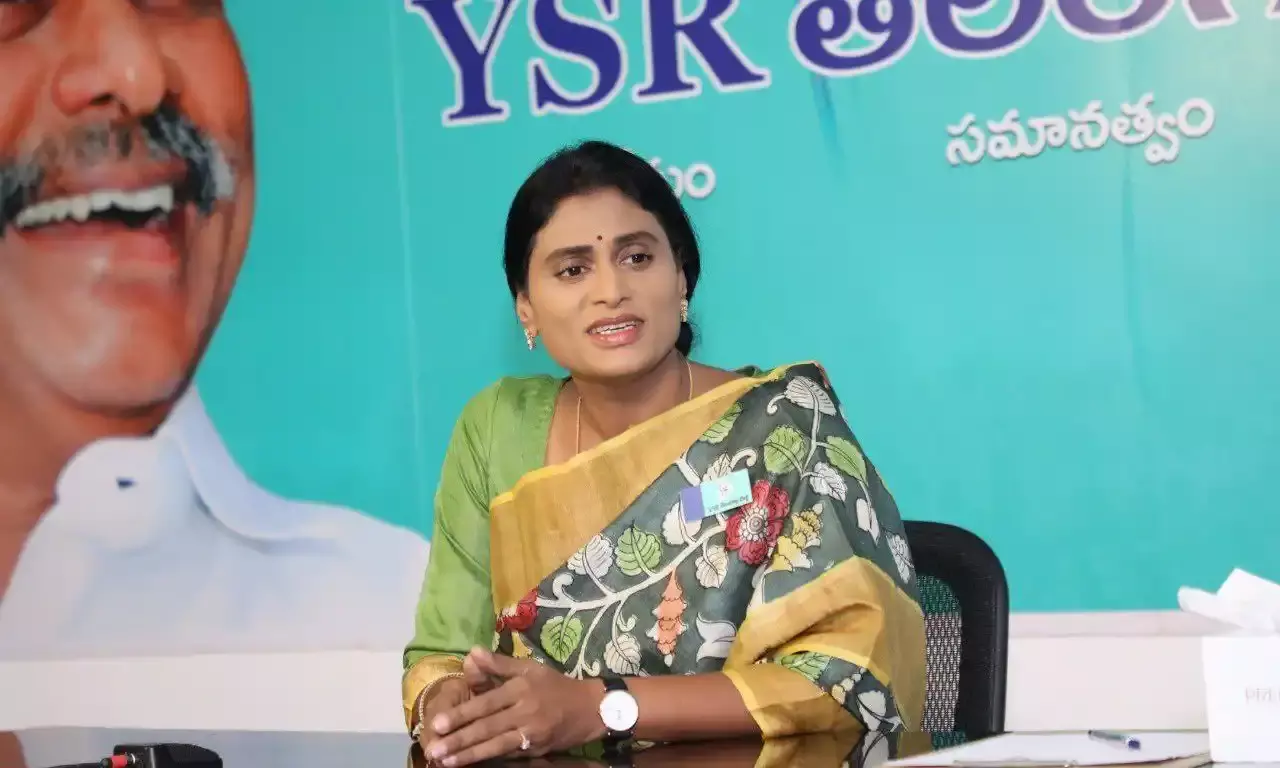 KCR disrespecting the Constitution, Guv by refusing to hold R-Day parade: YS Sharmila