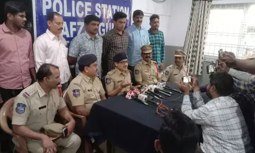 Hyderabad: Cellphone snatching gang busted; DJ, courier boy, tea seller held