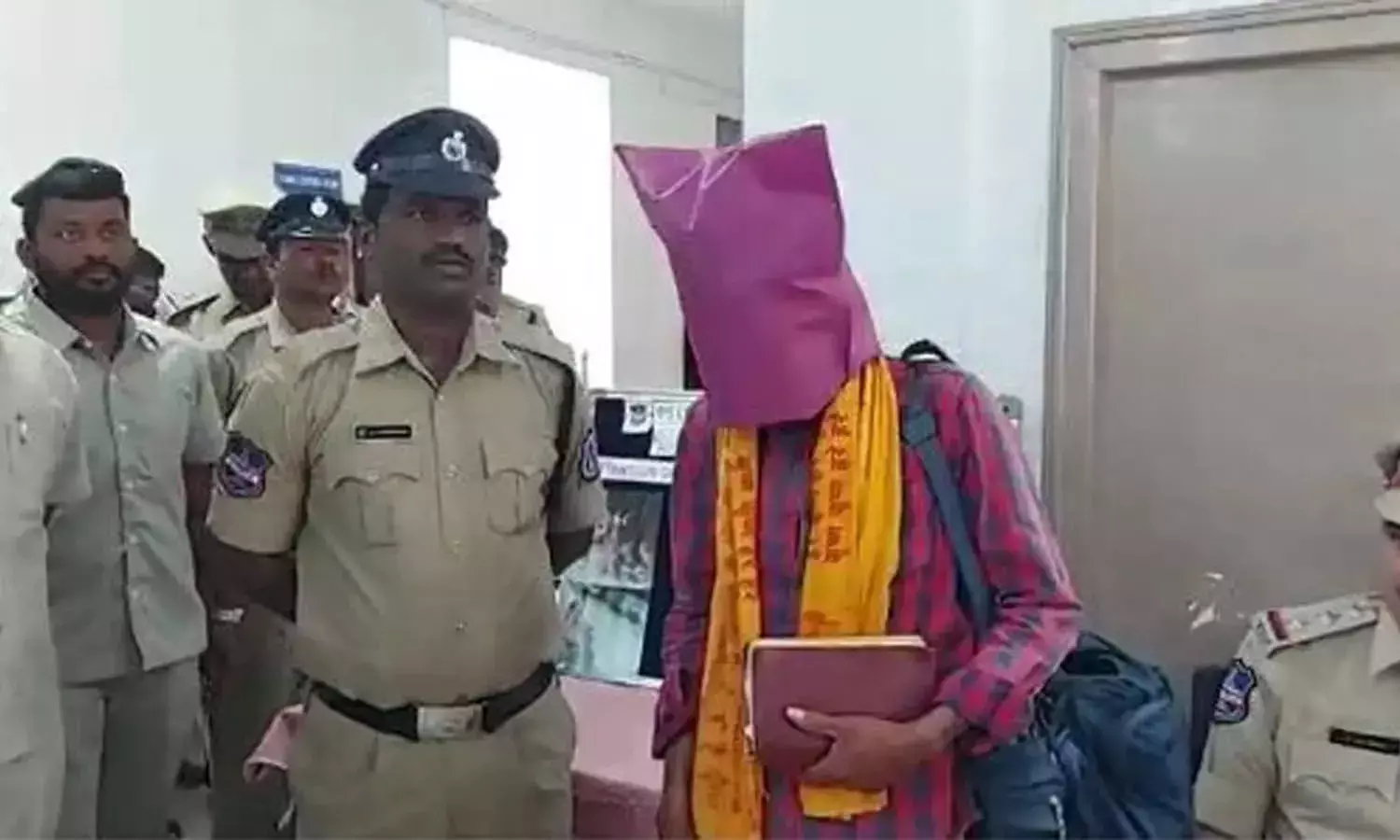 Hyderabad: In true filmi style, man disguised as baba steals woman’s gold chain