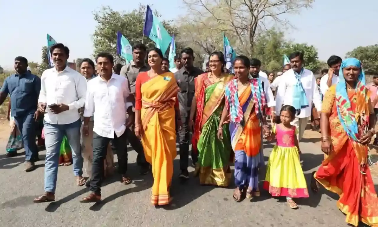 Praja Prasthanam padayatra concludes; YS Sharmila to hold public rally at Palair