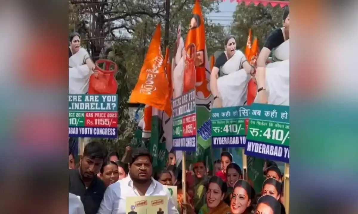 Hyderabad: Women wear Smriti Irani masks to protest gas cylinder price hike