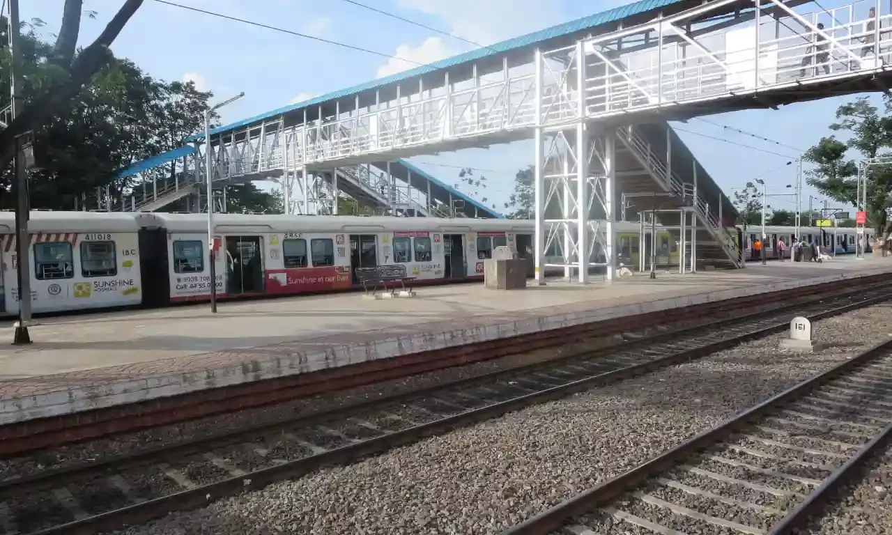 Lingampally: Elderly couple cross railway tracks, killed