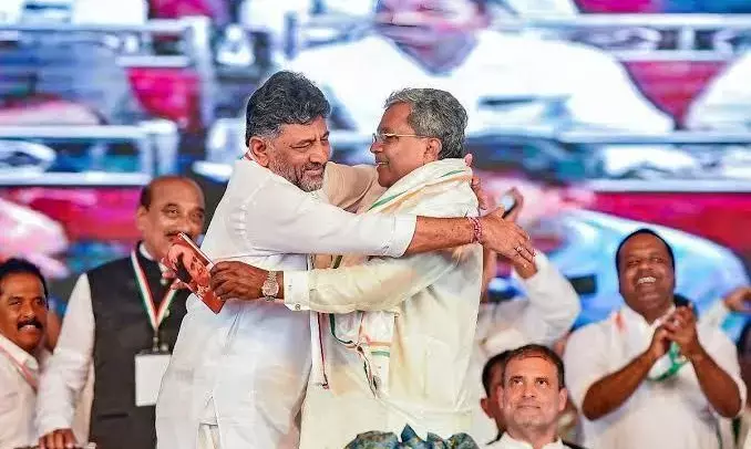 DK Shiva Kumar greets Siddaramaiah after he joins Congress