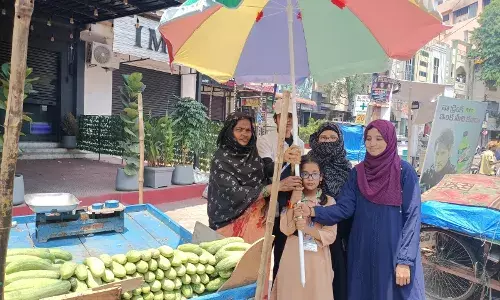 Students gift umbrella to vendors
