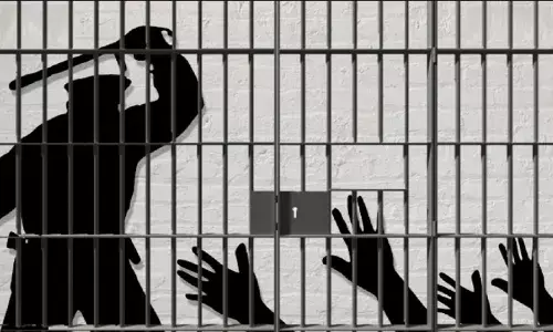 Auto driver lock up death: Telangana HC issues notice to state, DGP