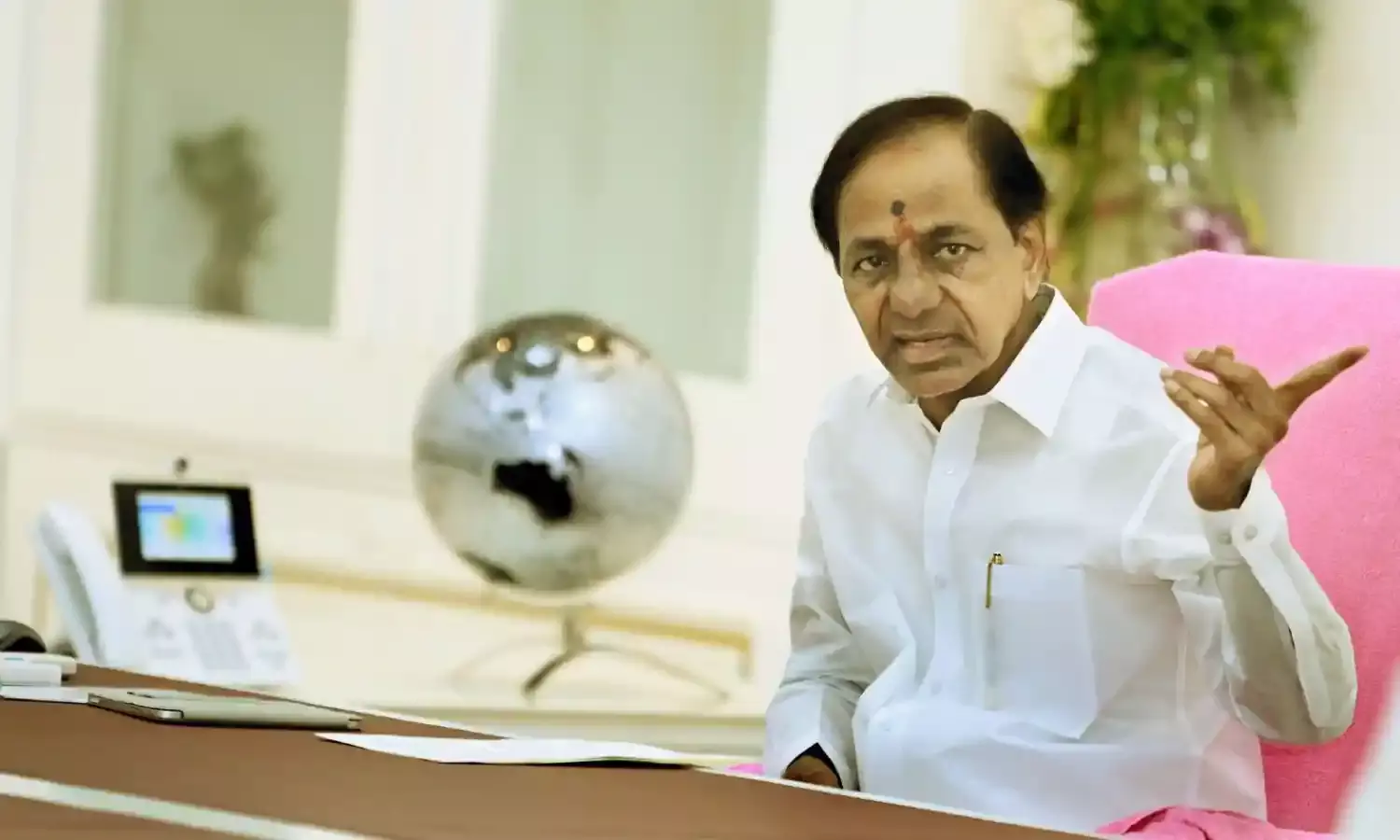 KCR gifts Rs 1000 as May Day gift