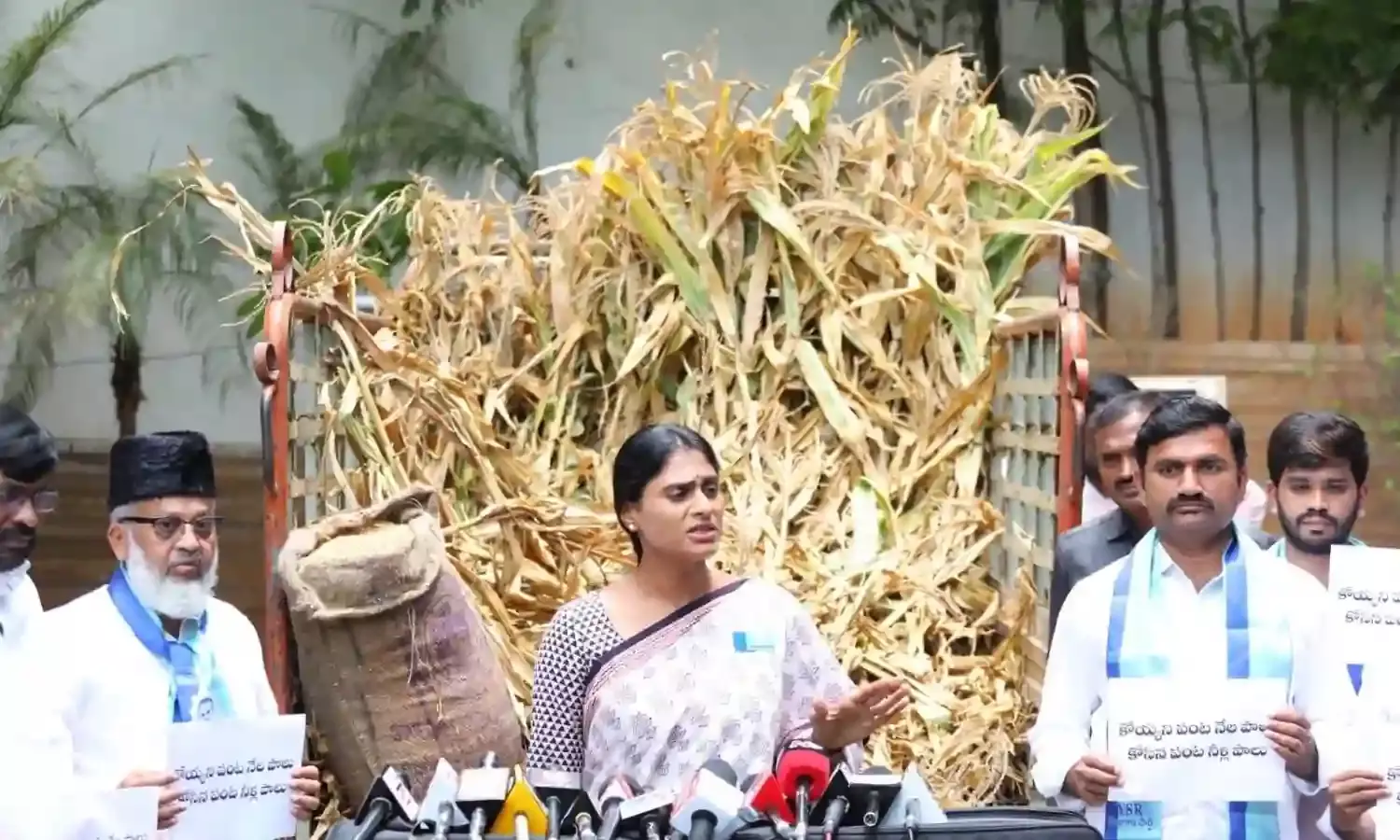 Sharmila brings truck-load of damaged crops from Khammam for KCR