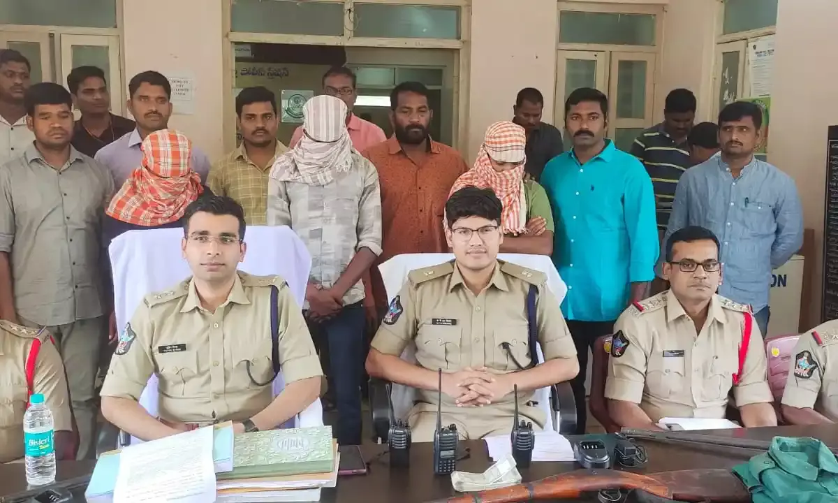 ASR district police arrested a gang of five who posed as Maoists