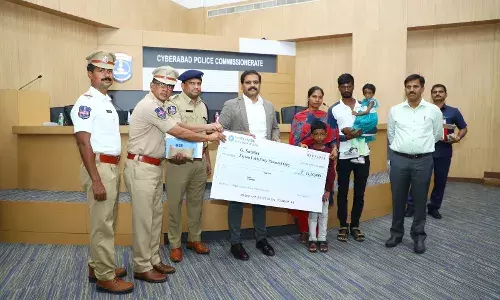 Stephen Raveendra presented a cheque for Rs. 11,60,000 to the family of home guard G. Srinivas