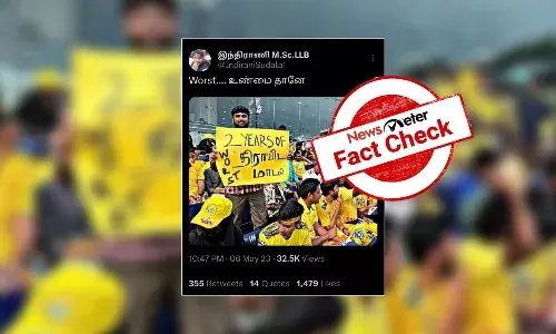 2 years of worst திராவிட மாடல் என்ற வார்த்தையுடன் கூடிய பதாகையை ஏந்தி நின்ற கிரிக்கெட் ரசிகர்