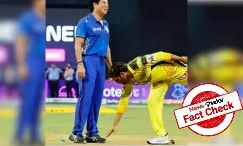 Viral image showing Dhoni touching Sachin Tendulkarās feet is photoshopped