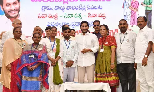 Jagan Mohan Reddy felicitating the Volunteers
