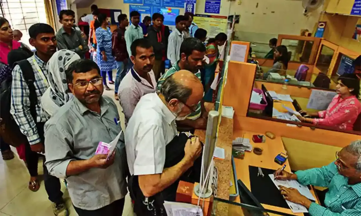 Small queues in banks across Indian cities on Day 1 to exchange Rs 2000 notes