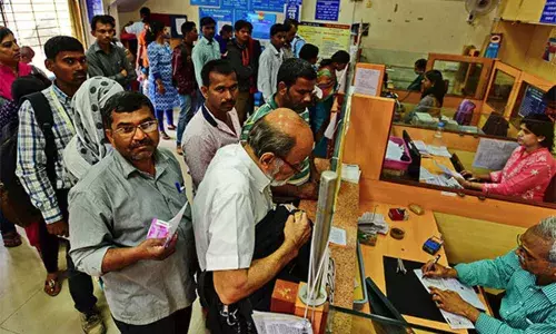 Small queues in banks across Indian cities on Day 1 to exchange Rs 2000 notes