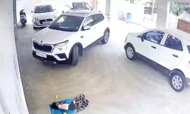 Hyderabad: Car runs over laborer’s three-year-old daughter; dies