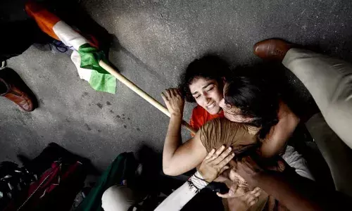 Delhi police detain 3 wrestlers Vinesh Phogat, Sakshi Malik, and Bajrang Punia marching to new Parliament.